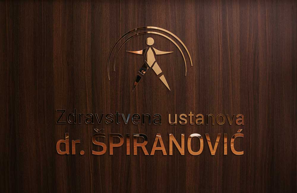 dr Špiranović logotip na drvetu